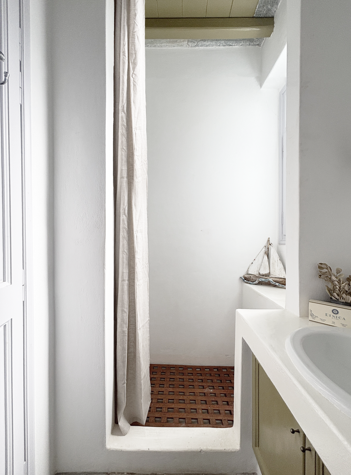 Minimalist shower